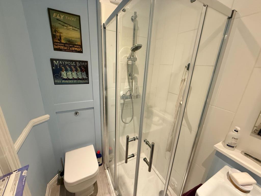 Lot: 139 - TOWN CENTRE FLAT FOR INVESTMENT OR OCCUPATION - Shower room